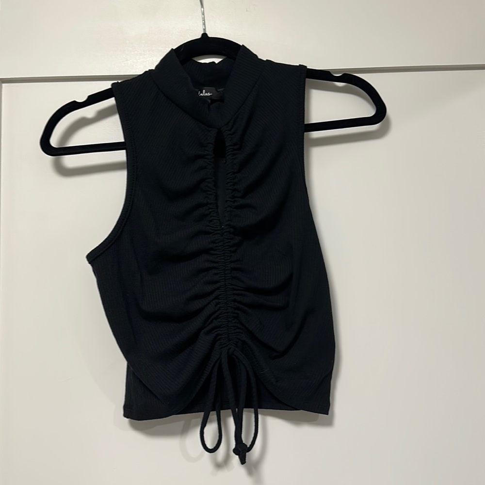 NWT Lulus black cropped tank with key hole and tie in front